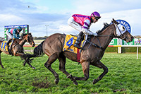 ZENDE PLOUGHS THROUGH THE MUD AT WARRNAMBOOL..